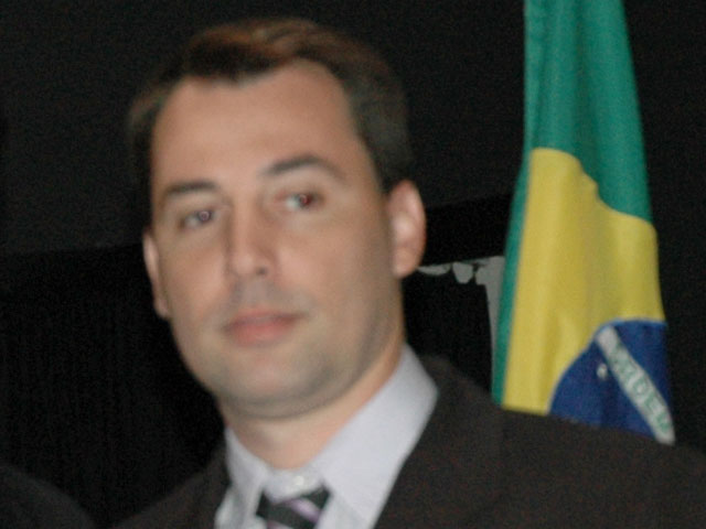 Vereador solicita guias de sarjeta e pavimentação asfáltica